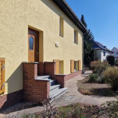 Hauseingangsbereich mit Vorgarten