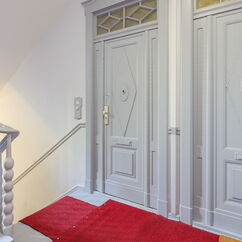 Hausflur mit Zugang zur 3-Zimmer-Wohnung in Berlin - Friedenau