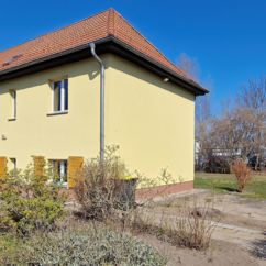 Straßenansicht mit Blick in den hinteren Garten