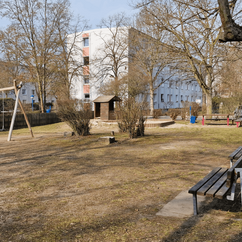 Spielplatz vor dem Wohngebäude