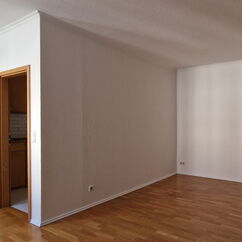 Großer Wohnbereich mit Blick in die Küche