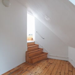 Flur 3 mit Zugang zur Dachterrasse - Dachgeschosswohnung Berlin - Friedenau