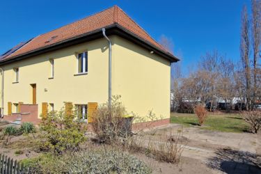 Straßenansicht mit Blick in den hinteren Garten
