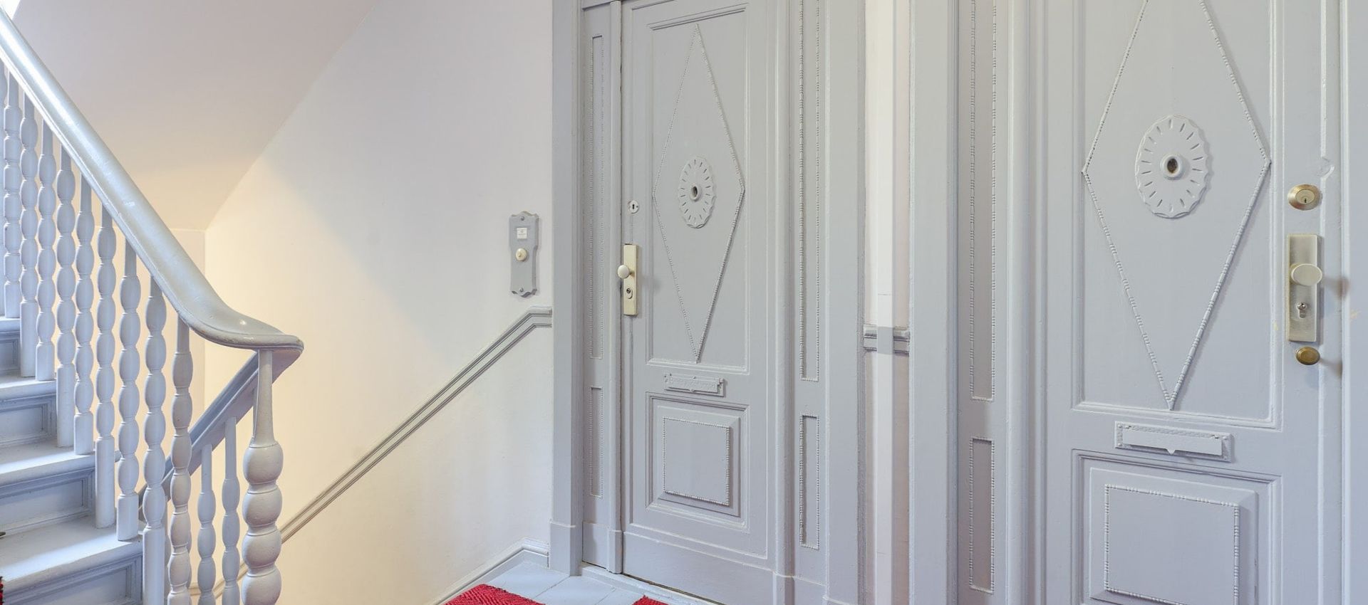 Hausflur mit Zugang zur 3-Zimmer-Wohnung in Berlin - Friedenau