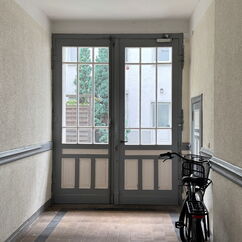 Hauseingangsbereich mit Blick in Innenhof - Altbau Berlin Prenzlauer Berg