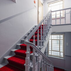 Treppenhaus mit Zugang zur Wohnung - Altbau Berlin - Friedenau