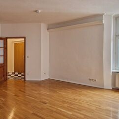Wohnbereich mit Blick auf den Wohnungseingang