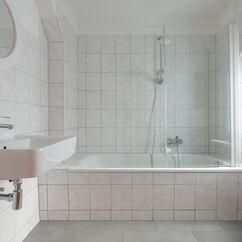 Badezimmer der 4-Zimmer-Wohnung in Berlin - Friedenau