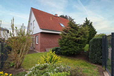 Freistehendes Einfamilienhaus mit großem Garten in Berlin Pankow (Französisch Buchholz)