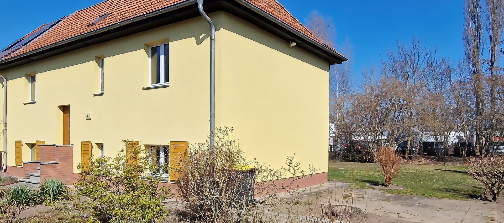 Straßenansicht mit Blick in den hinteren Garten