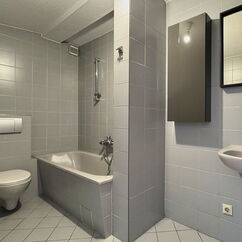 Badezimmer mit Badewanne im Dachgeschoss