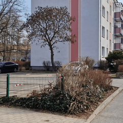 Wohngebäude mit Parkplatz