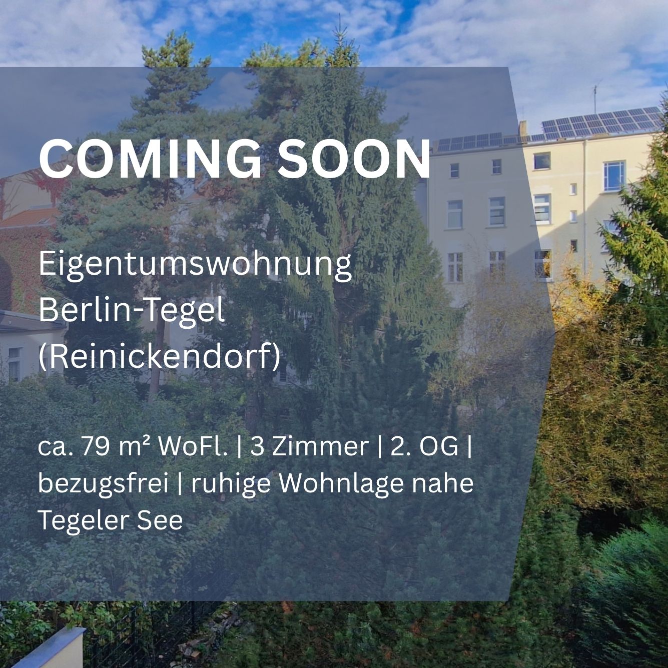 Blick aus dem Fenster einer Eigentumswohnung in einen grünen Innenhof Berlins mit Ankündigung des baldigen Verkaufs
