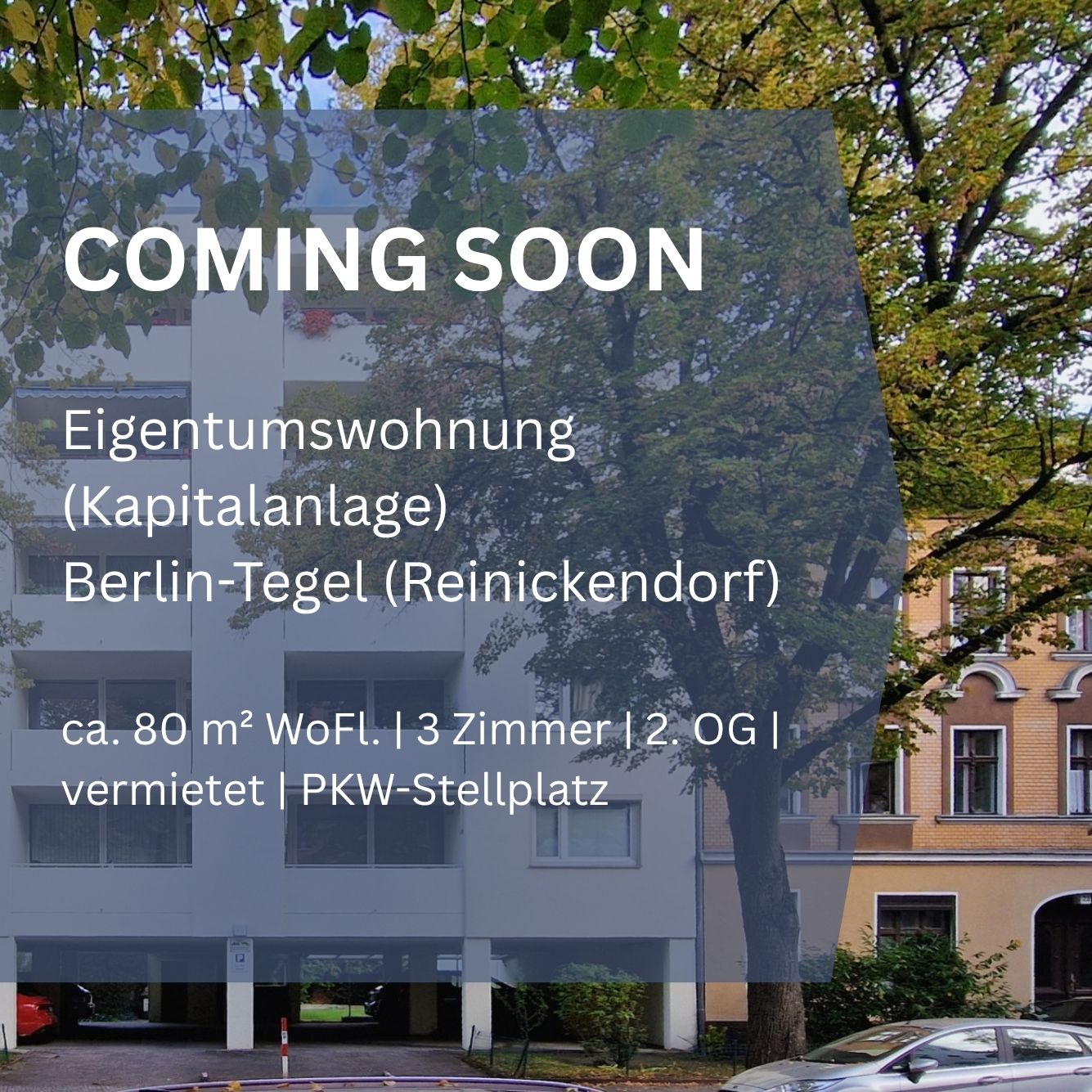 Blick auf ein Wohnhaus in Berlin - Tegel mit Ankündigung des baldigen Verkaufs